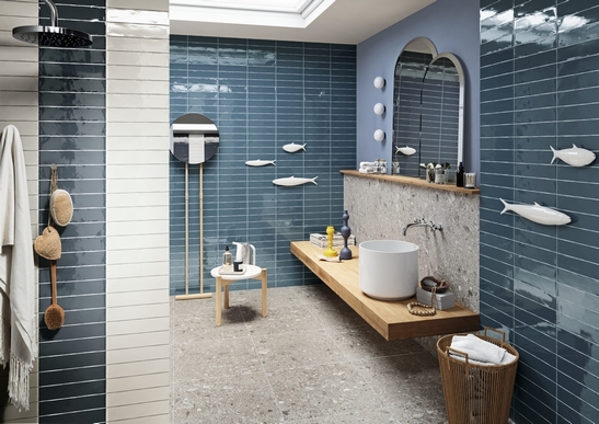 Salle de bains moderne avec douche. Pierre grise et mur blanc-bleu pour une touche vintage.