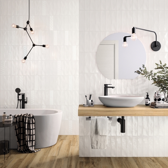 Salle de bains moderne avec baignoire. Effet bois et mur blanc pour un style vintage.