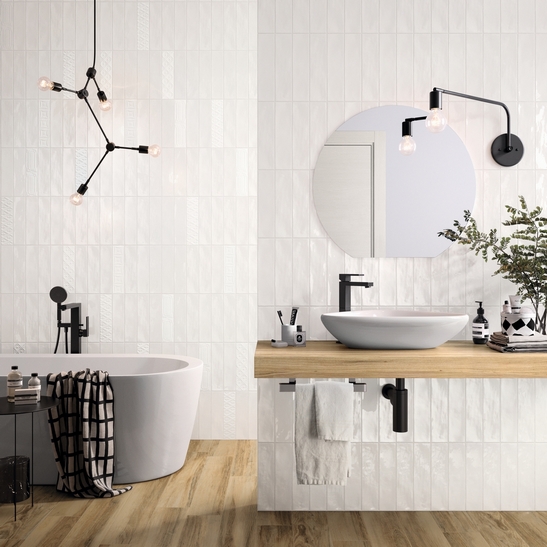 Bagno moderno con vasca. Effetto legno e pareti bianco per uno stile vintage