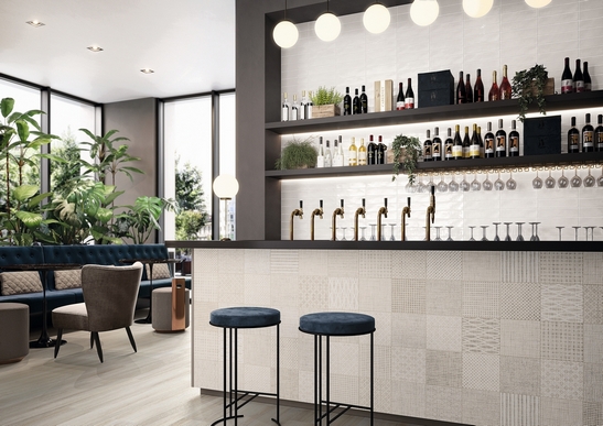 Ristorante-bar moderno, pavimento effetto legno e rivestimento lucido bianco vintage