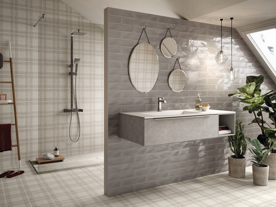 Modernes Badezimmer mit Dusche. Beige und Taubengrau für ein Vintage Bad.