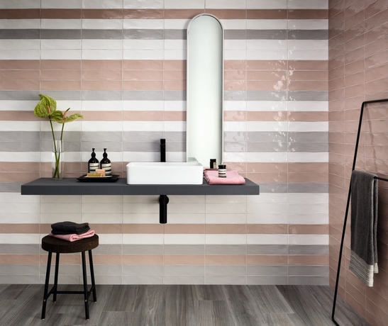 Bagno moderno colorato. Effetto legno grigio e toni del rosa per un bagno minimalista