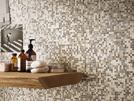 Bagno classico e di lusso: mosaico nei toni di bianco e beige per un tocco vintage