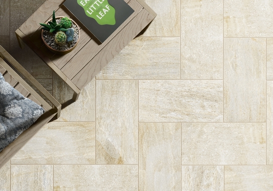 Carrelage pour extérieur traditionnel, en grès cérame aspect pierre beige.