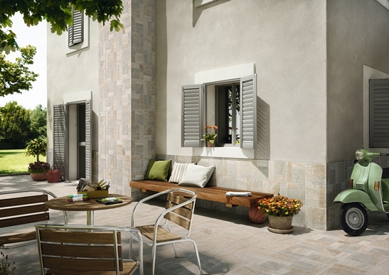 Carrelage pour extérieur moderne, en grès cérame imitation pierre beige.