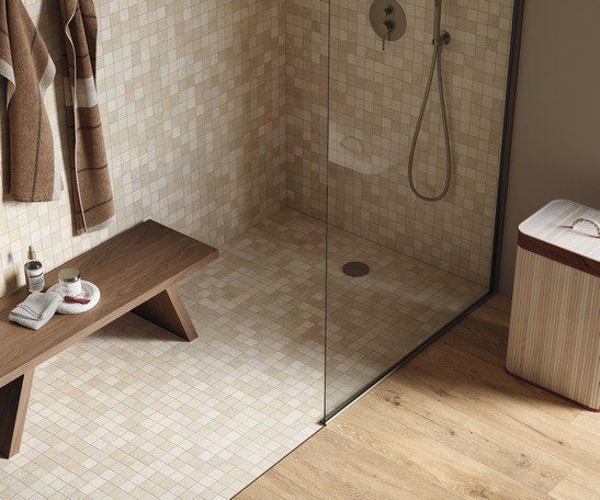 Salle de bains rustique et moderne avec douche en mosaïque grès cérame effet pierre ivoire