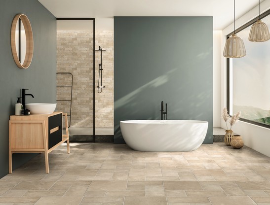 Salle de bains moderne au goût rustique avec sol multiformat et muret en grès cérame effet pierre beige