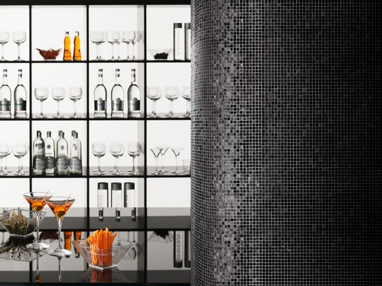 Bar-restaurant avec revêtement en mosaïque noire