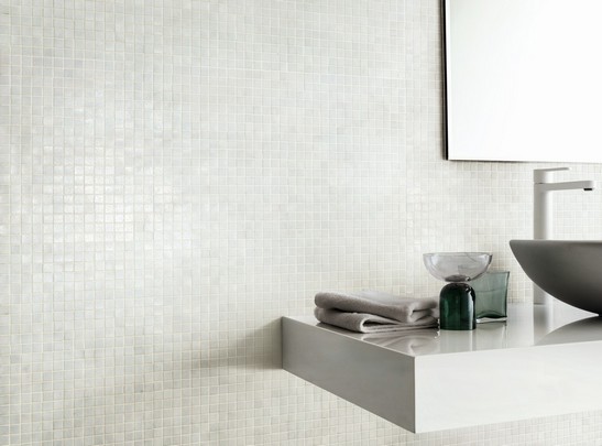 Salle de bains moderne avec revêtement en mosaïque blanche