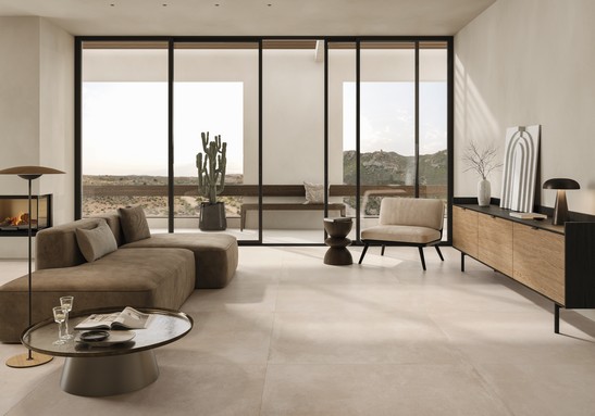 Modernes, minimalistisches Wohnzimmer mit Kamin und Fußboden in Steinoptik