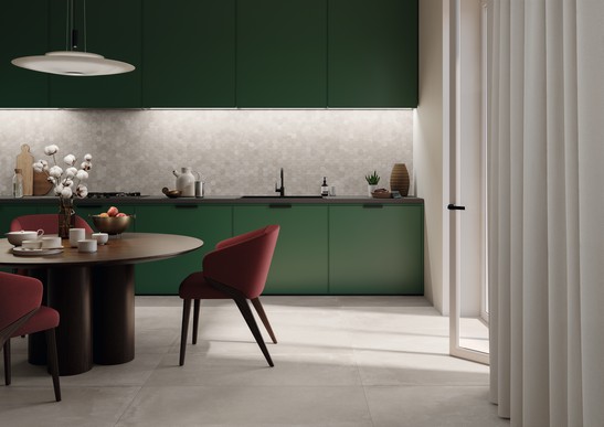 Cuisine moderne et linéaire avec revêtement mosaïque effet béton