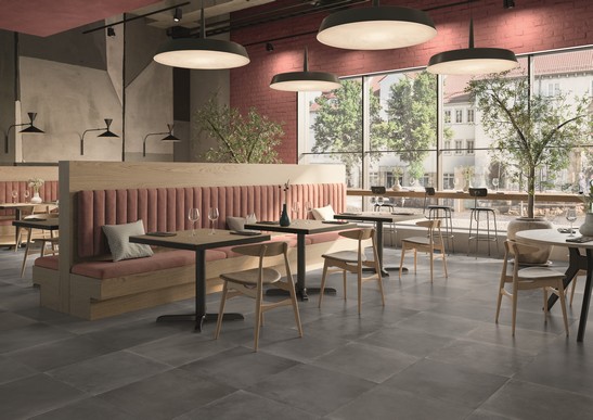 Industrial restaurant, dark concrete-effect flooring and shades of pink for a modern touch