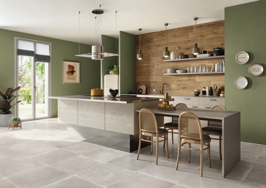 Luxuriöse Küche mit Feinsteinzeug in grauer Marmoroptik und Wänden mit Grüntönen