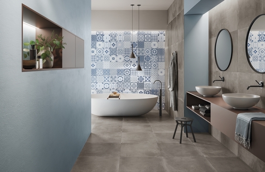 Salle de bains moderne en longueur. Baignoire, faïence bleue, ciment gris : une touche de luxe.