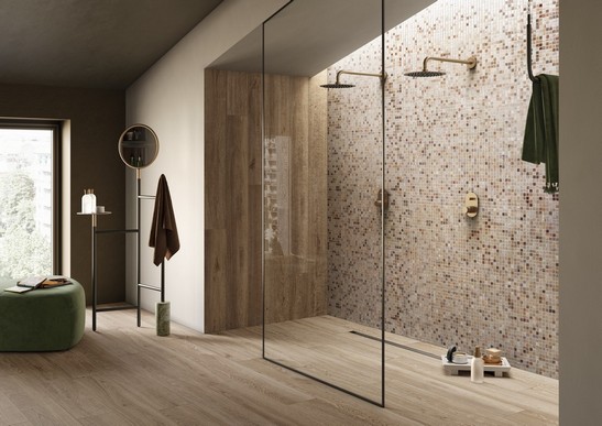 Salle de bains minimaliste de luxe avec douche en mosaïque, carrelage mural et sol effet bois