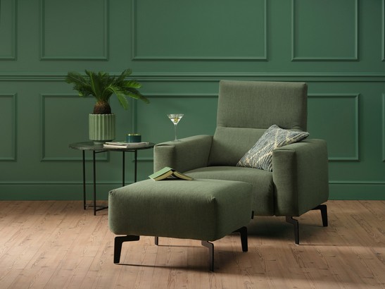 Buntes Vintage-Wohnzimmer mit Holzoptik-Fußboden  und Täfelung