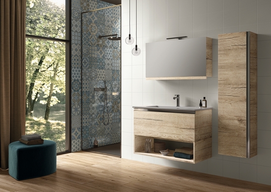 Bagno moderno con doccia. Effetto legno e cementine blu per un tocco rustico