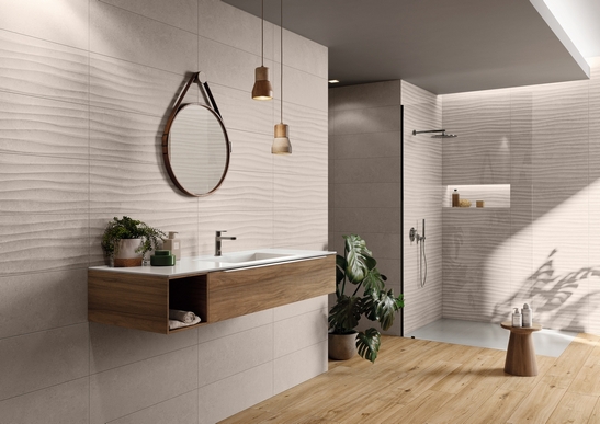 Modernes Badezimmer mit Dusche. Holzoptik und Grau-beiger Stein, minimalisticher Stil