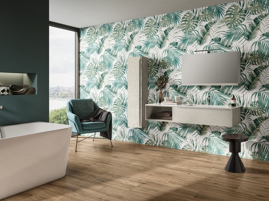 Salle de bains moderne colorée avec baignoire. Effet bois et motif jungle : une salle de bains de luxe.