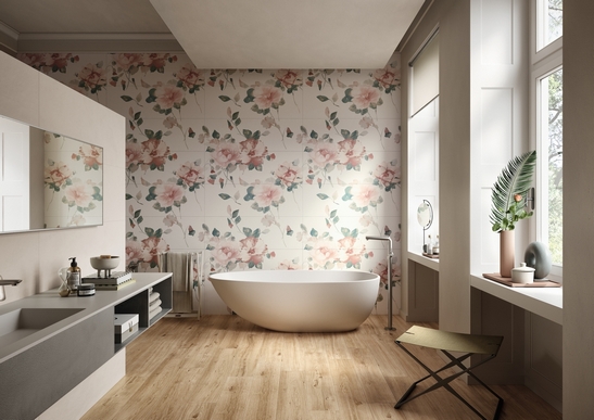 Romantisches Bad. Rosa Blumen mit Tapetenoptik, Badewanne, Holz: Ein luxuriöses Badezimmer