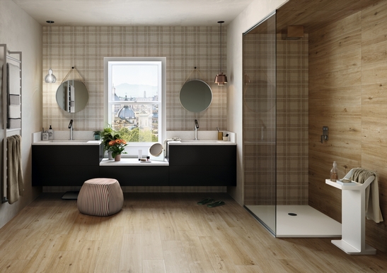 Modernes Badezimmer mit Dusche. Holzoptik beige für einen rustikalen Hauch