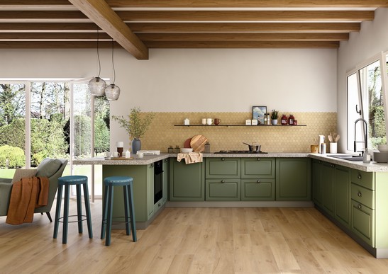 Cuisine moderne en angle avec crédence en mosaïque effet terre cuite et sol en grès cérame effet bois
