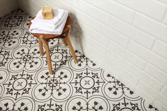 Salle de bains classique : carreaux de ciment en noir et blanc pour une touche vintage unique.