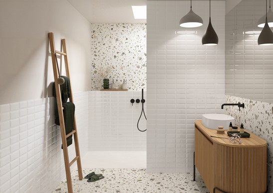 Salle de bains blanche moderne de luxe effet terrazzo avec douche