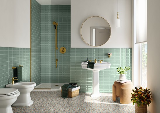 Salle de bains vintage moderne et colorée effet carreaux de ciment avec douche
