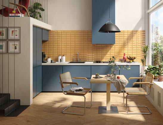 Petite cuisine moderne bleue avec carreaux jaunes style métro et sol effet bois Petite cuisine moderne bleue avec carreaux jaunes style métro et sol effet bois