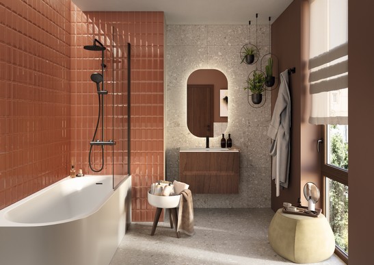 Salle de bains moderne colorée avec baignoire-douche, carreaux style métro rouges et effet Ceppo di Grè