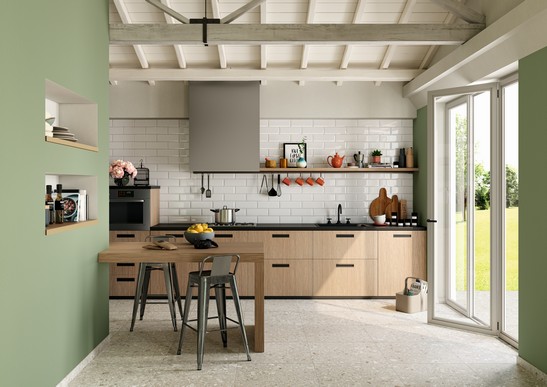 Cuisine linéaire style industriel moderne effet pierre avec carrelage mural blanc