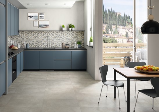 Cucina ad angolo moderna con pavimento effetto cemento e rivestimento effetto carta da parati