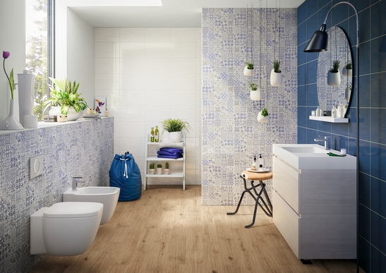 Salle de bains moderne en longueur. Douche, effet bois, motif vintage blanc et bleu.