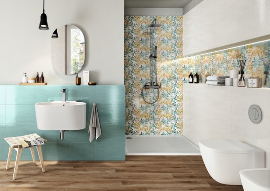 Salle de bains colorée dans des tons de blanc, de vert et de jaune avec sol imitation bois.