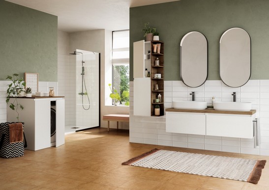 Klassisches Badezimmer mit Dusche, Boden Beige, Wände Weiß und Details Braun