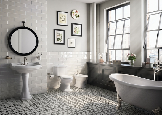 Salle de bains classique de luxe. Baignoire et motif noir et blanc pour une touche vintage.