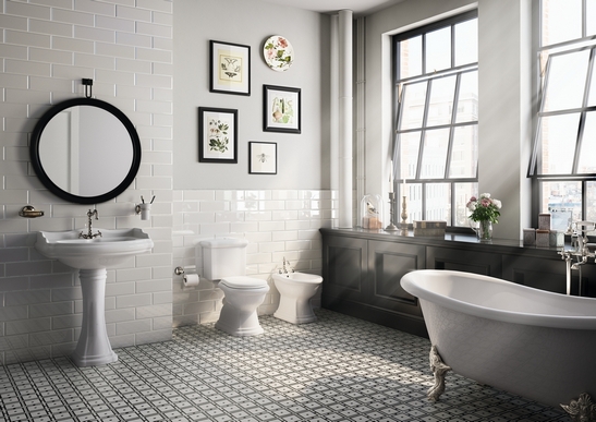 Bagno classico di lusso. Vasca e decoro bianco e nero per un tocco vintage