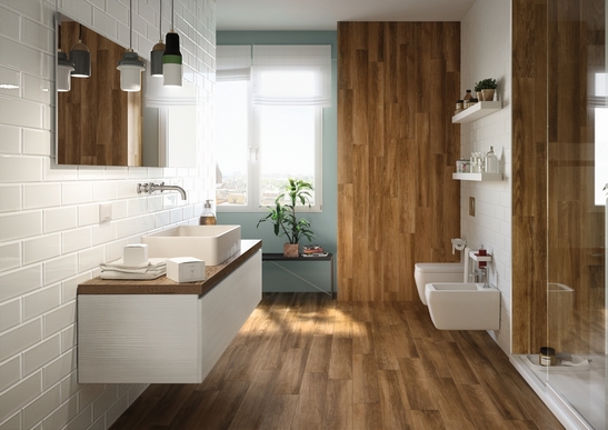 Kleines Badezimmer – schmales, langes Badezimmer. Dusche, rustikales Holz und weiße Wände für ein modernes Badezimmer
