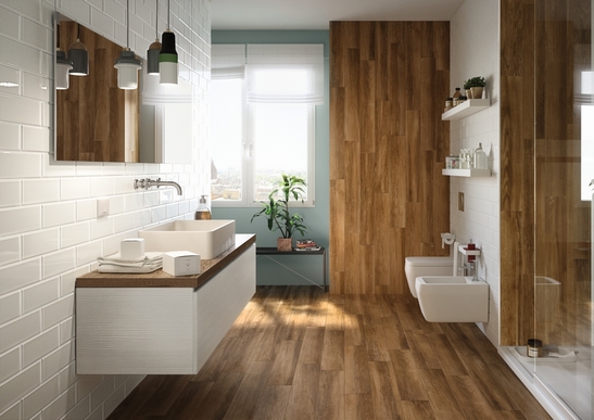 Petite salle de bains en longueur. Douche, bois rustique et mur blanc pour une salle de bains moderne.