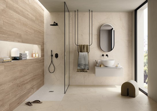 Bagno di lusso con doccia, pavimento effetto marmo e rivestimento effetto legno
