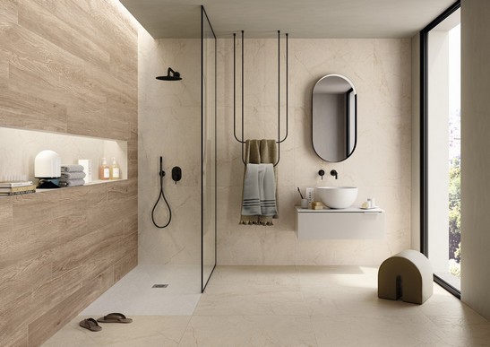 Salle de bains de luxe avec douche, sol effet marbre et carrelage mural effet bois