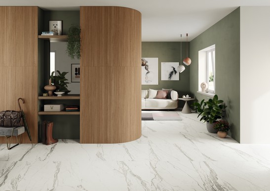 Soggiorno di lusso moderno con pavimento effetto marmo bianco e rivestimento in legno