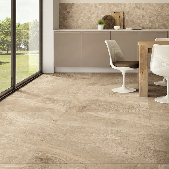 Moderne, minimalistische, linienartige Küche mit Mosaikfliesen und Boden in Travertin-Marmor-Optik beige