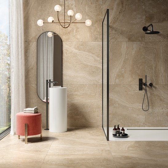 Modernes und minimalistisches Badezimmer, Marmoroptik mit Dusche