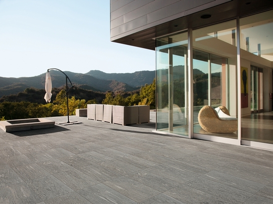 Terrasse maison moderne, sol en grès cérame effet quartzite gris.