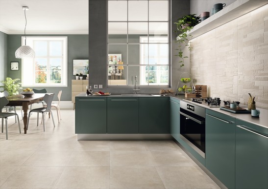 Cuisine en angle avec revêtement effet muret 3D et sol effet pierre beige