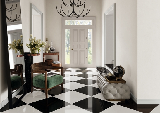Elegantes Wohnzimmer: Glänzend schwarzer und klassischer weißer Feinsteinzeug-Boden
