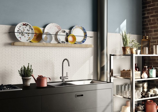 Cuisine moderne linéaire avec carrelage floral