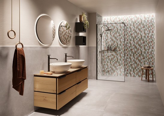 Salle de bains moderne avec sol effet béton gris et revêtement douche effet papier peint